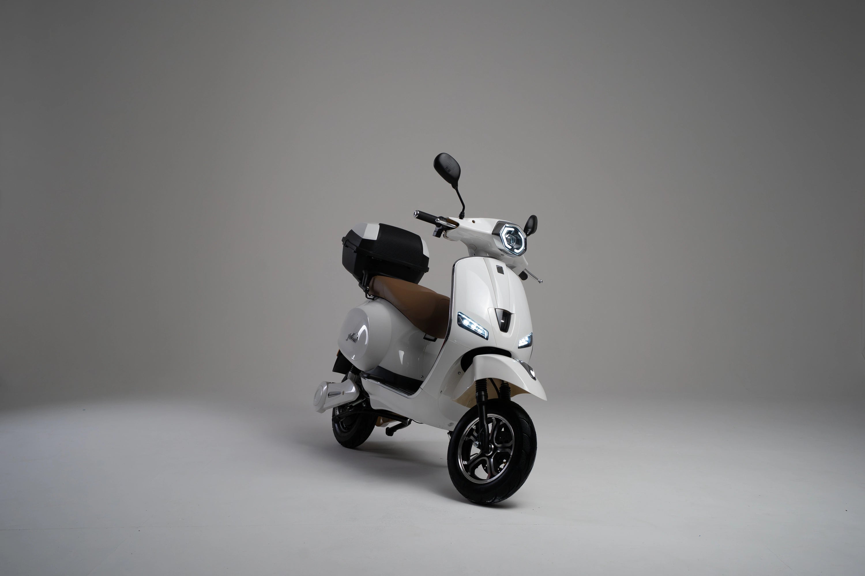 color:white | Jiskra Rosa bílý elektroskútr boční pohled - elegantní městský skútr