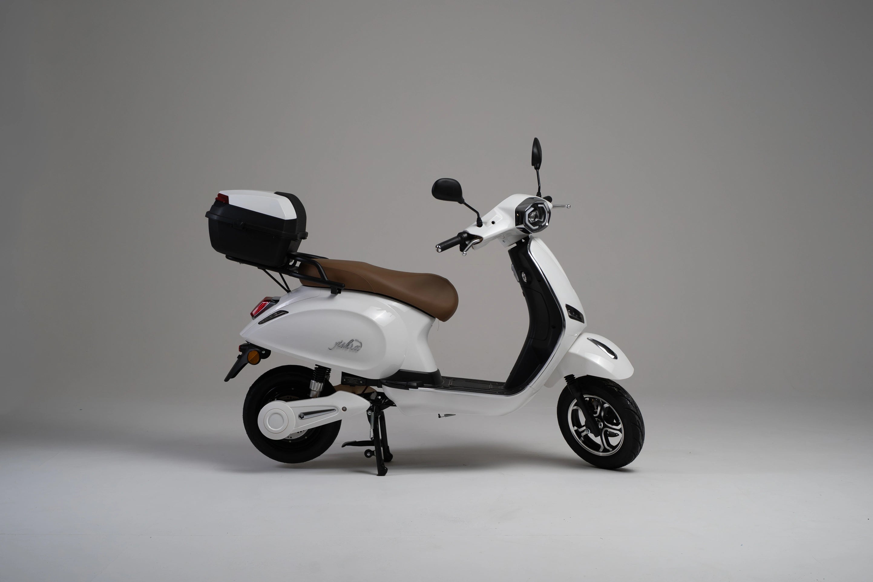 color:white | Jiskra Rosa bílý elektroskútr nakloněná řídítka - sportovní design