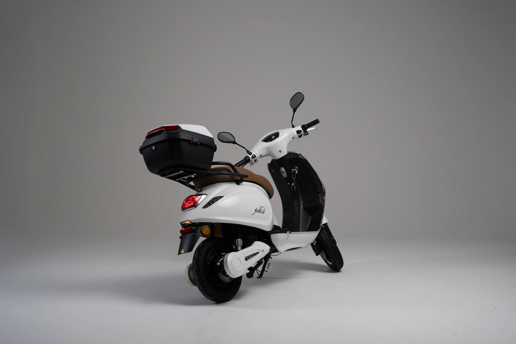 color:white | Jiskra Rosa bílý elektroskútr pohled zezadu šikmo - kompaktní tvar