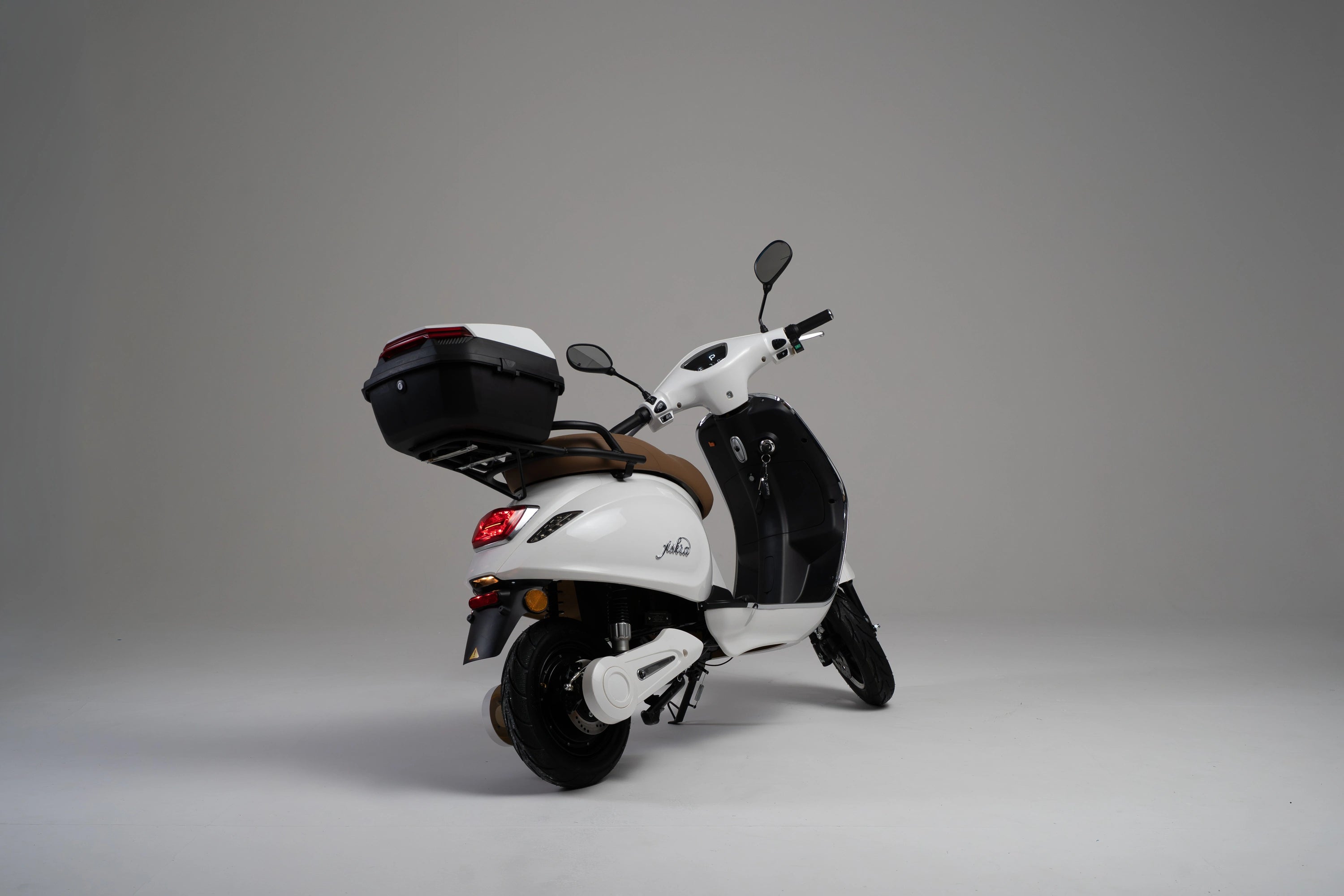 color:white | Jiskra Rosa bílý elektroskútr pohled zezadu šikmo - kompaktní tvar