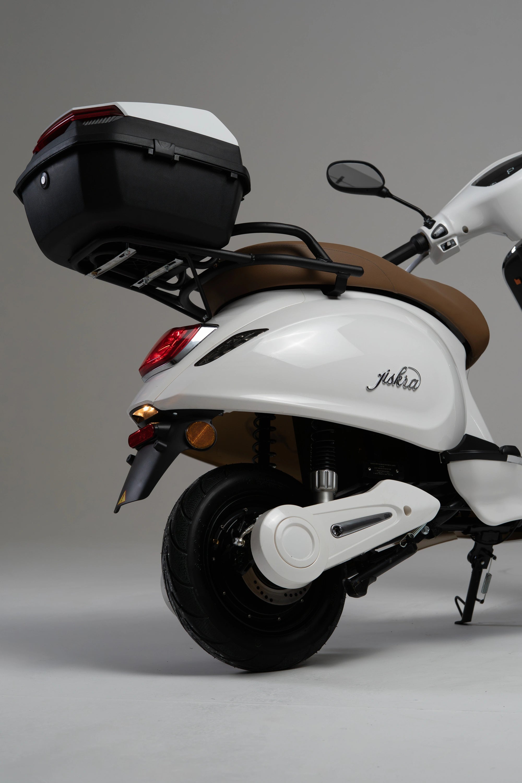 color:white | Jiskra Rosa bílý elektroskútr zadní část detail - LED osvětlení