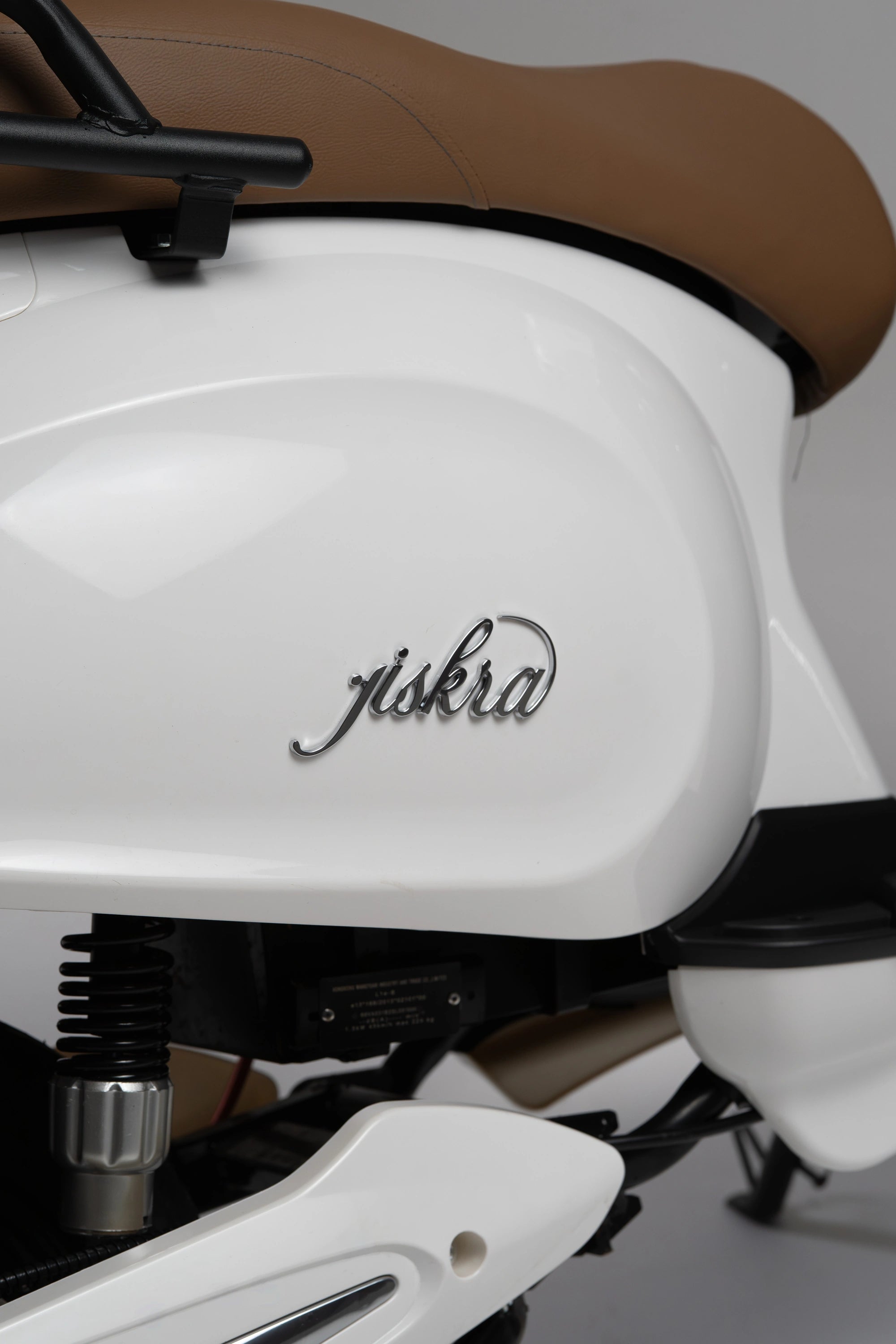 color:white | Jiskra Rosa bílý elektroskútr pravý bok detail - kvalitní zpracování