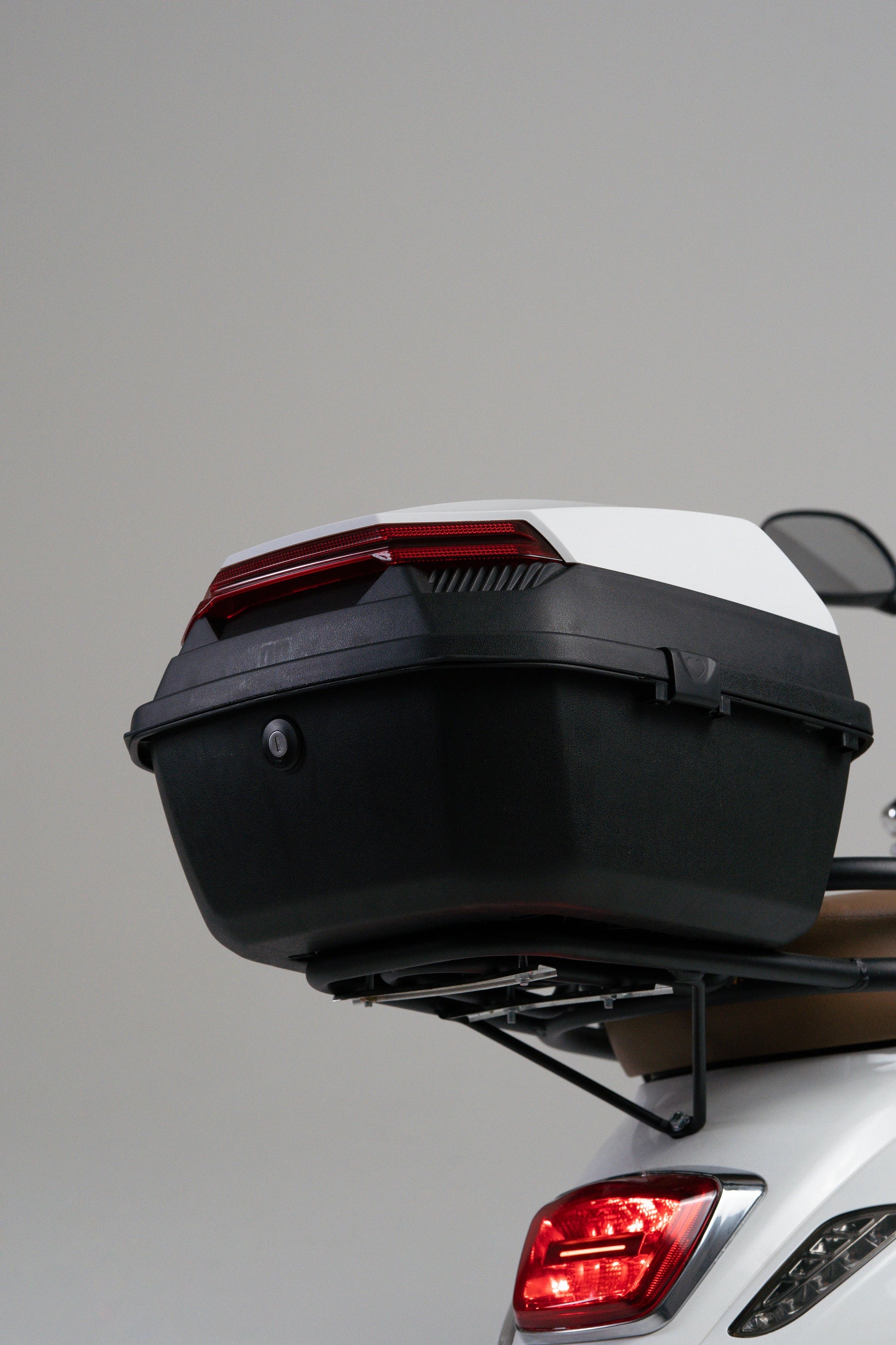 color:white | Jiskra Rosa bílý elektroskútr úložný prostor kufr pod sedadlem