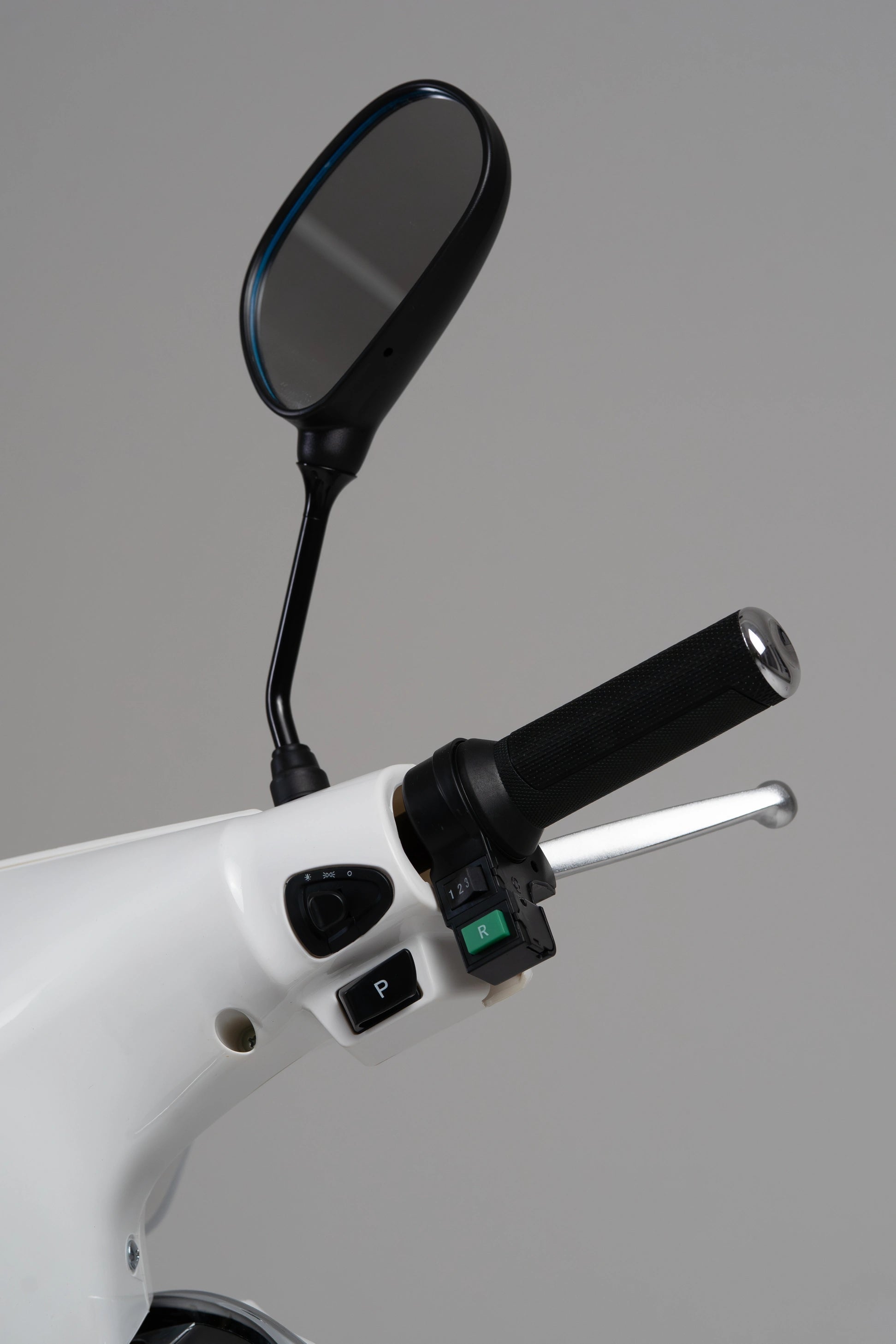 color:white | Jiskra Rosa bílý elektroskútr pravé řídítko se zpětným zrcátkem