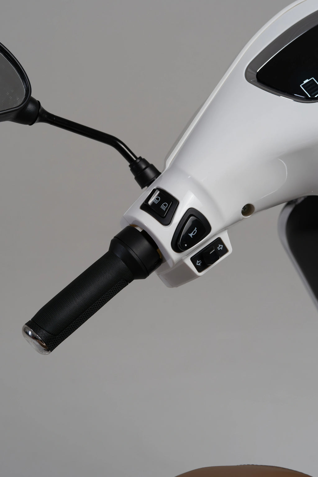 color:white | Jiskra Rosa bílý elektroskútr levé řídítko ovládání klakson