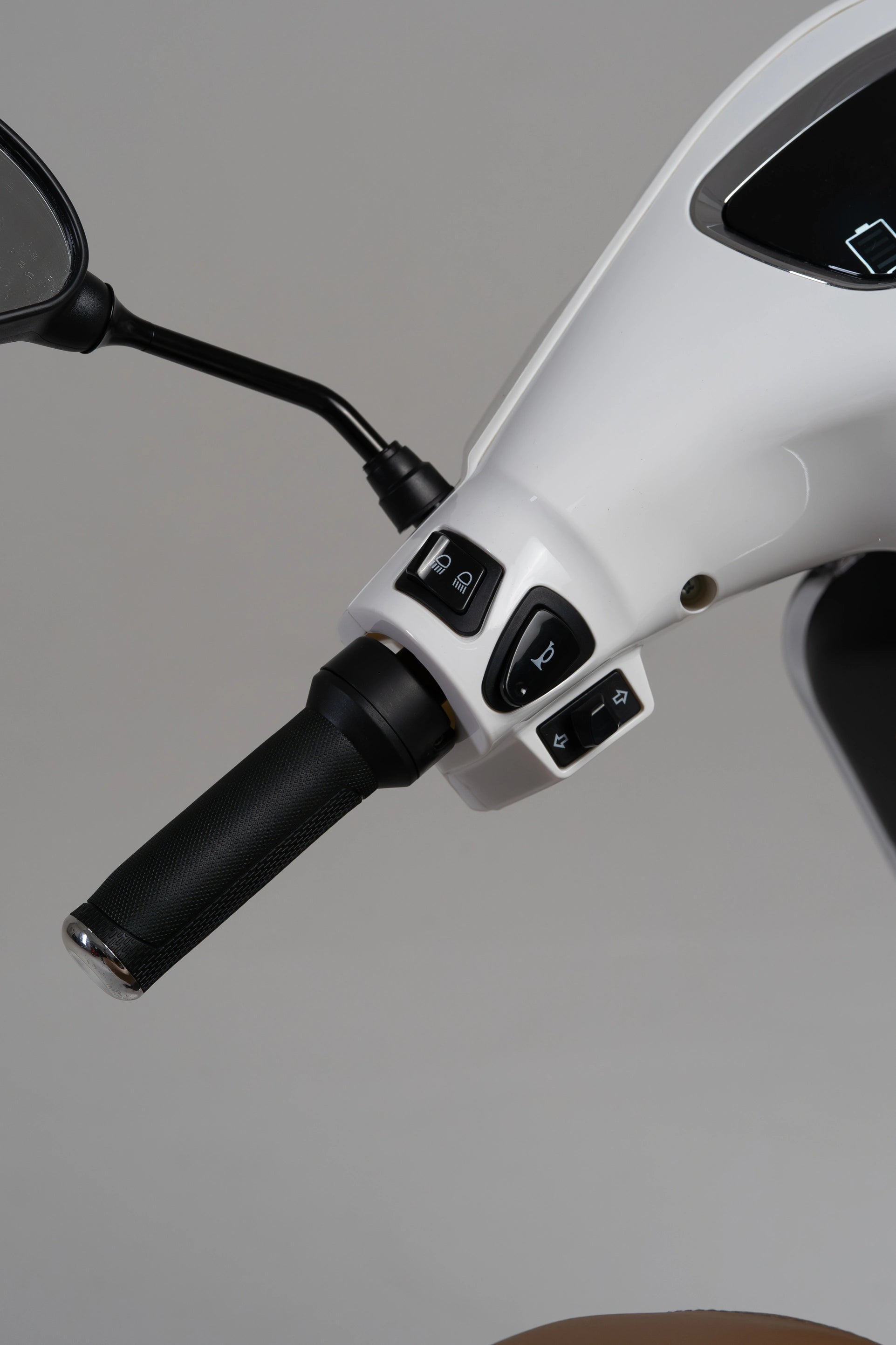 color:white | Jiskra Rosa bílý elektroskútr levé řídítko ovládání klakson