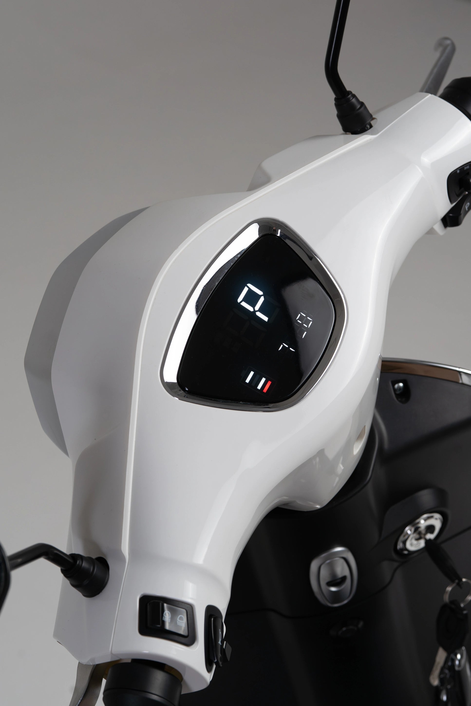 color:white | Jiskra Rosa bílý elektroskútr řídítka LCD displej rychloměr baterie