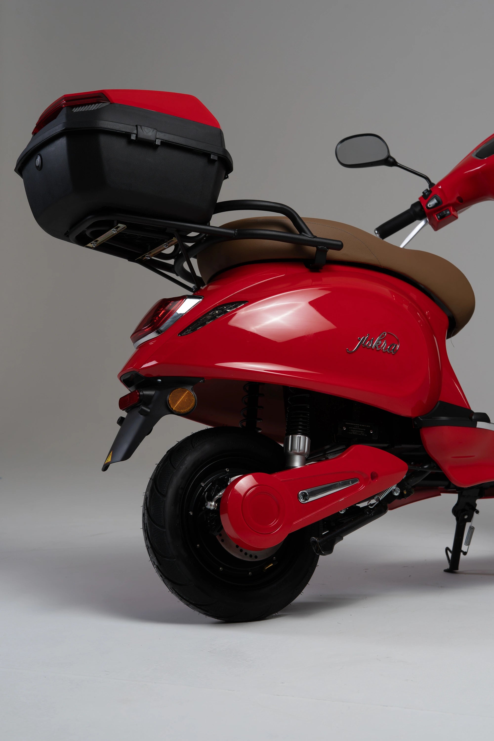 color:red | Jiskra Rosa červený elektroskútr detail přední části