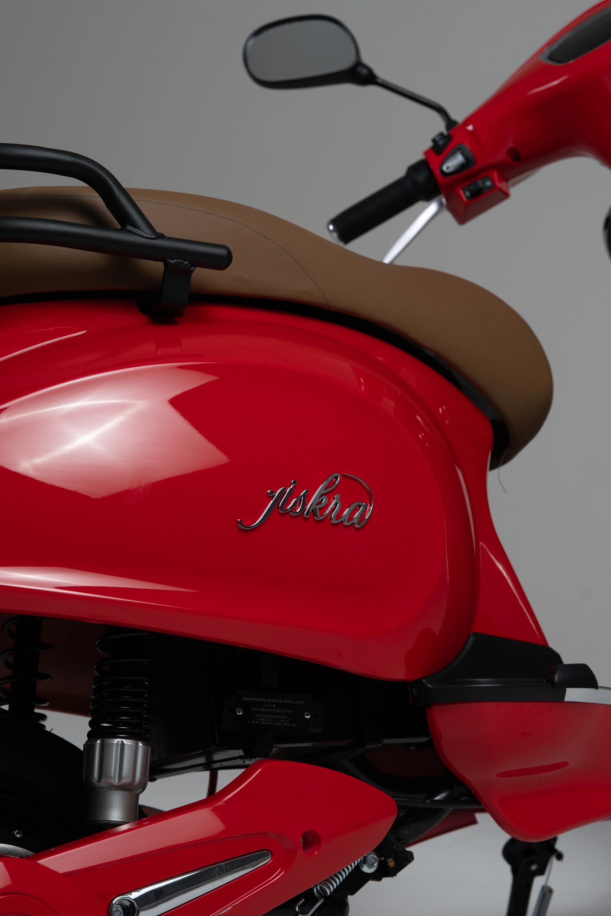 color:red | Jiskra Rosa červený elektroskútr logo detail sedačka komfort