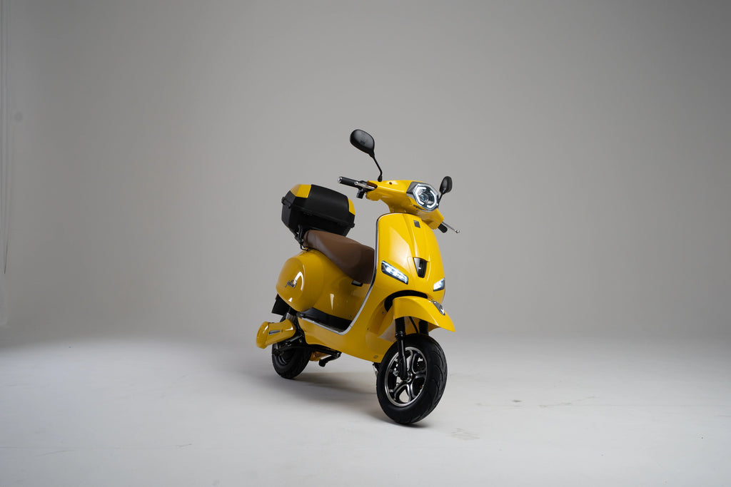 color:yellow | Jiskra Rosa žlutý elektroskútr pohled zepředu - výrazný městský styl