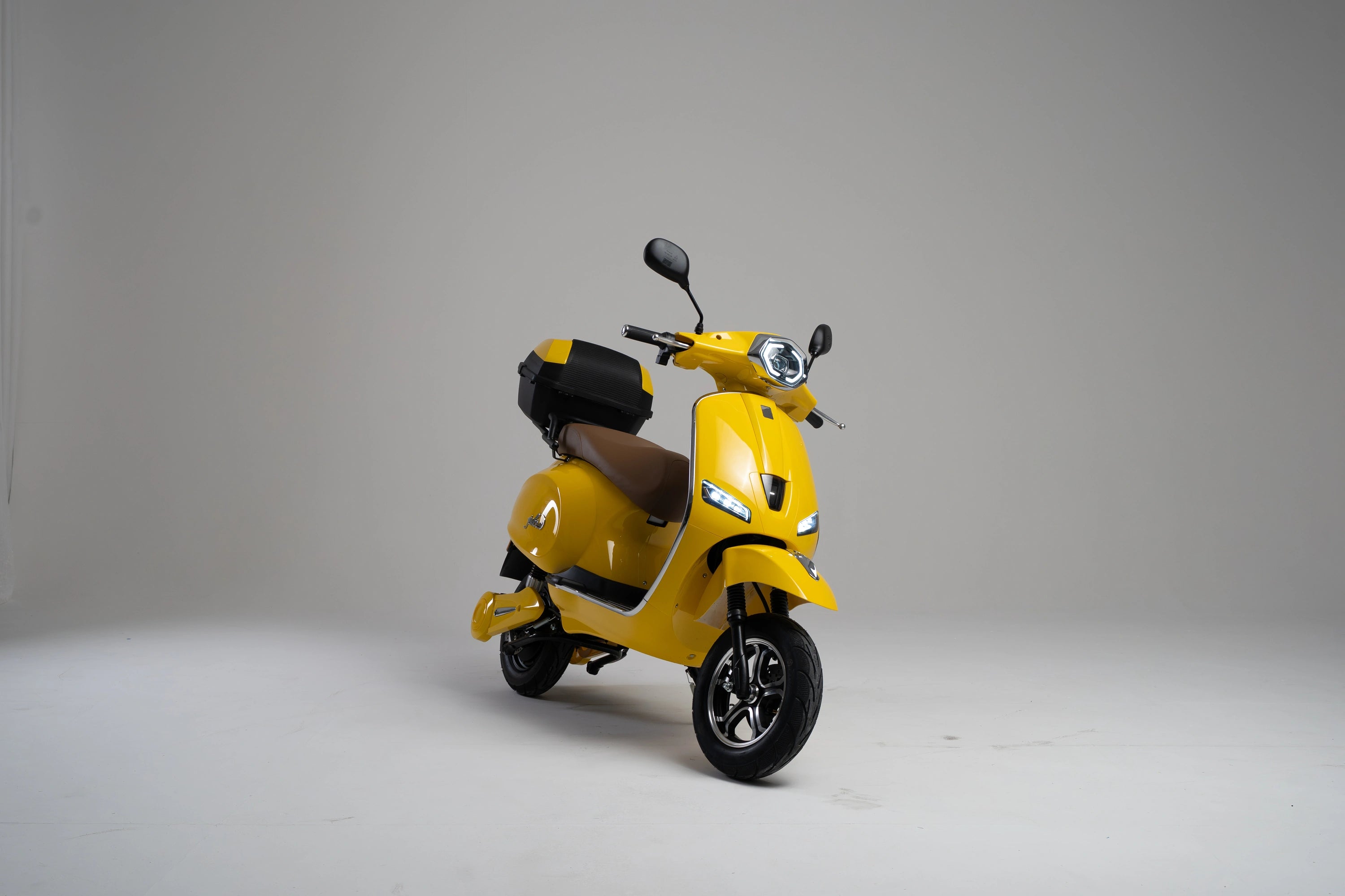 color:yellow | Jiskra Rosa žlutý elektroskútr pohled zepředu - výrazný městský styl