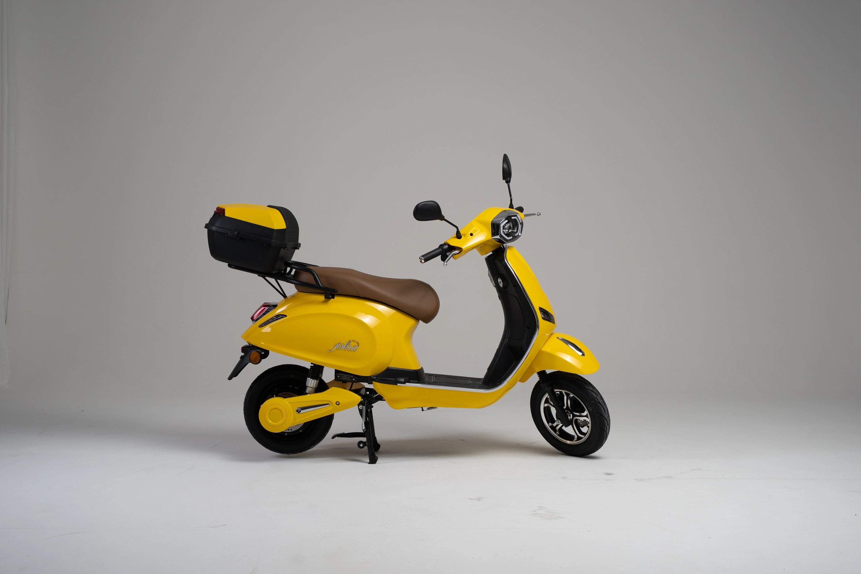 color:yellow | Jiskra Rosa žlutý elektroskútr celkový boční pohled - aerodynamický design