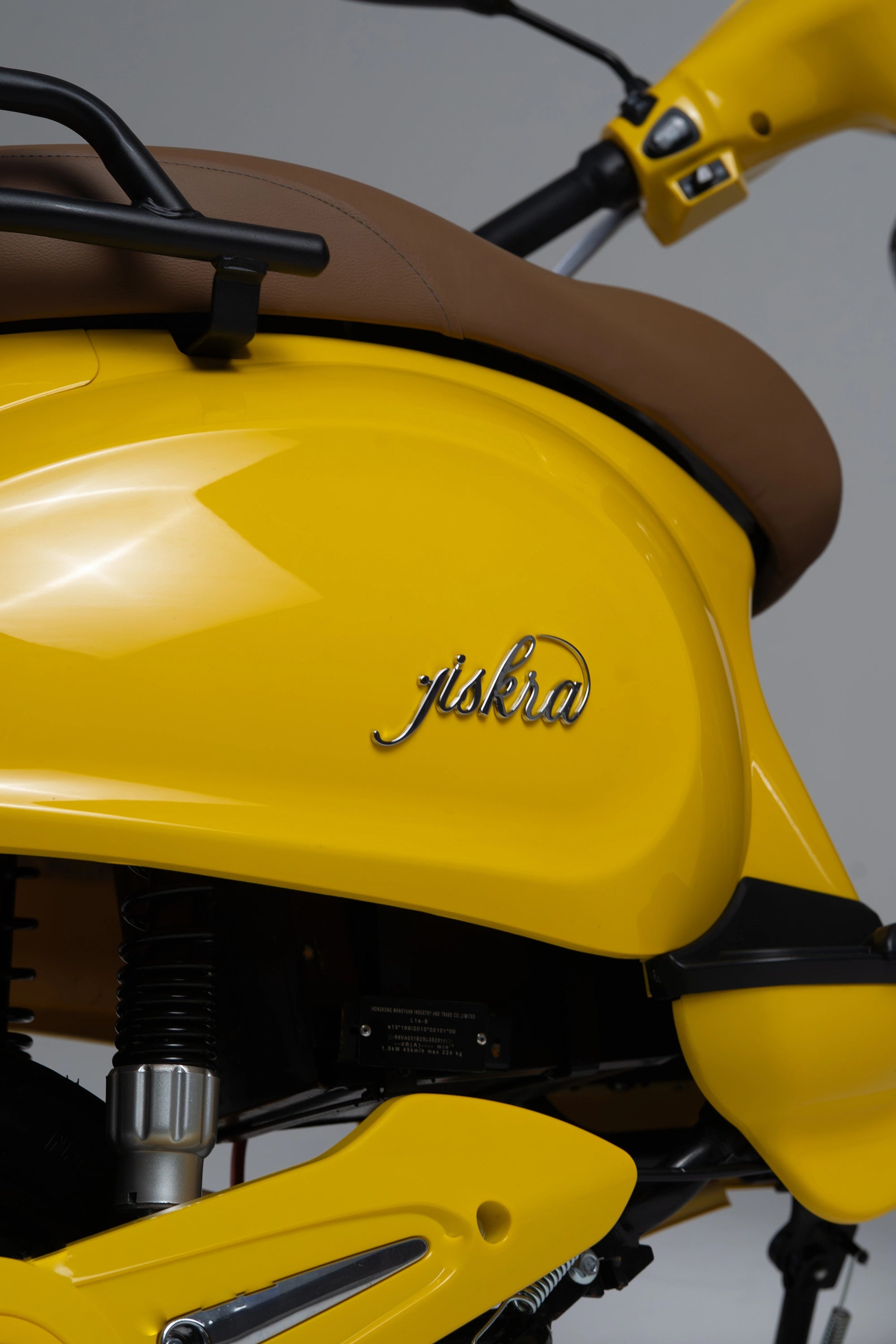color:yellow | Jiskra Rosa žlutý elektroskútr detail logo prémiová značka elektromobility