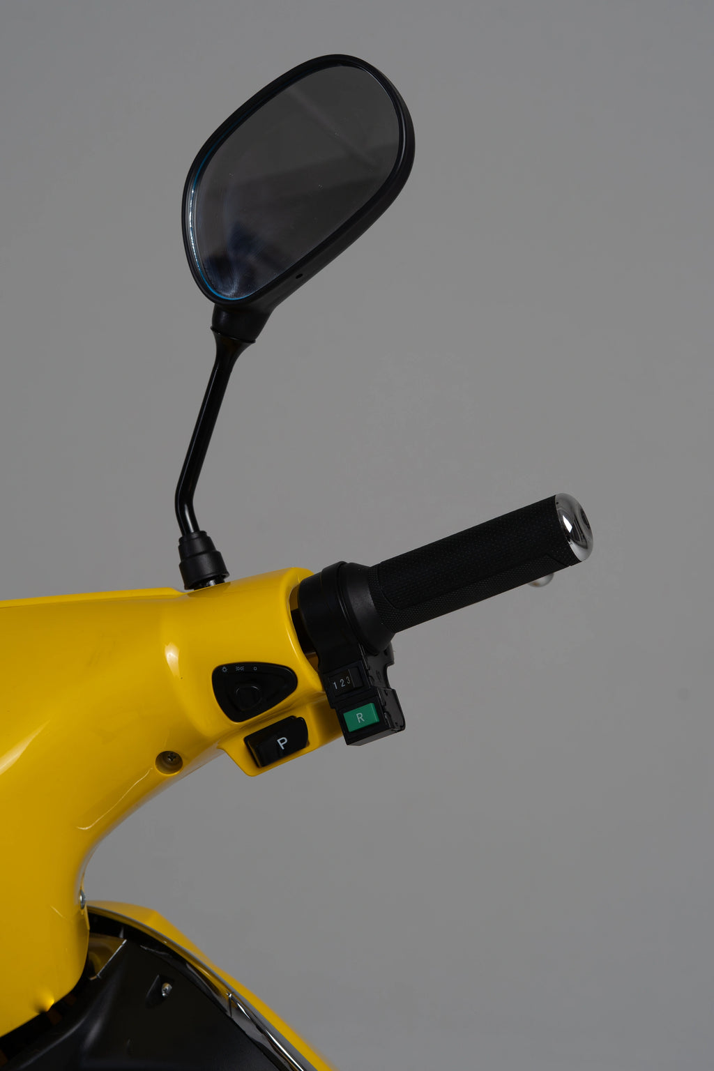 color:yellow | Jiskra Rosa žlutý elektroskútr řídítka zpětné zrcátko panoramatický výhled