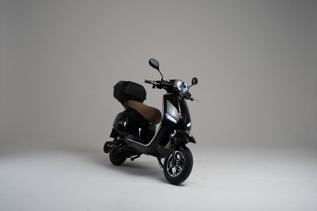 color:black | Jiskra Rosa černý elektroskútr pohled zepředu - elegantní městský skútr