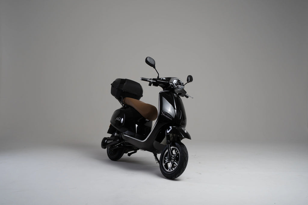 color:black | Jiskra Rosa černý elektroskútr celkový pohled - prémiové zpracování