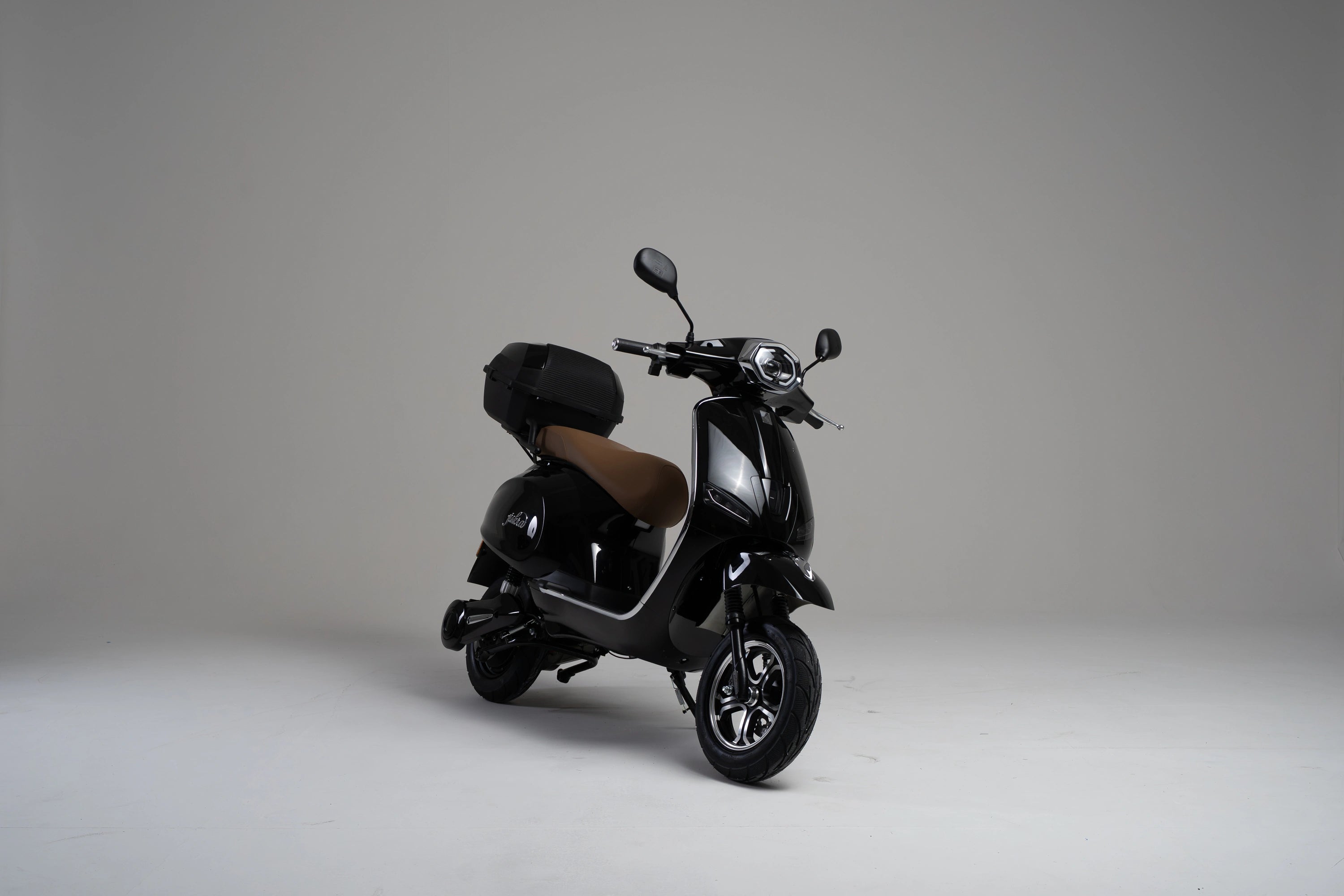 color:black | Jiskra Rosa černý elektroskútr celkový pohled - prémiové zpracování