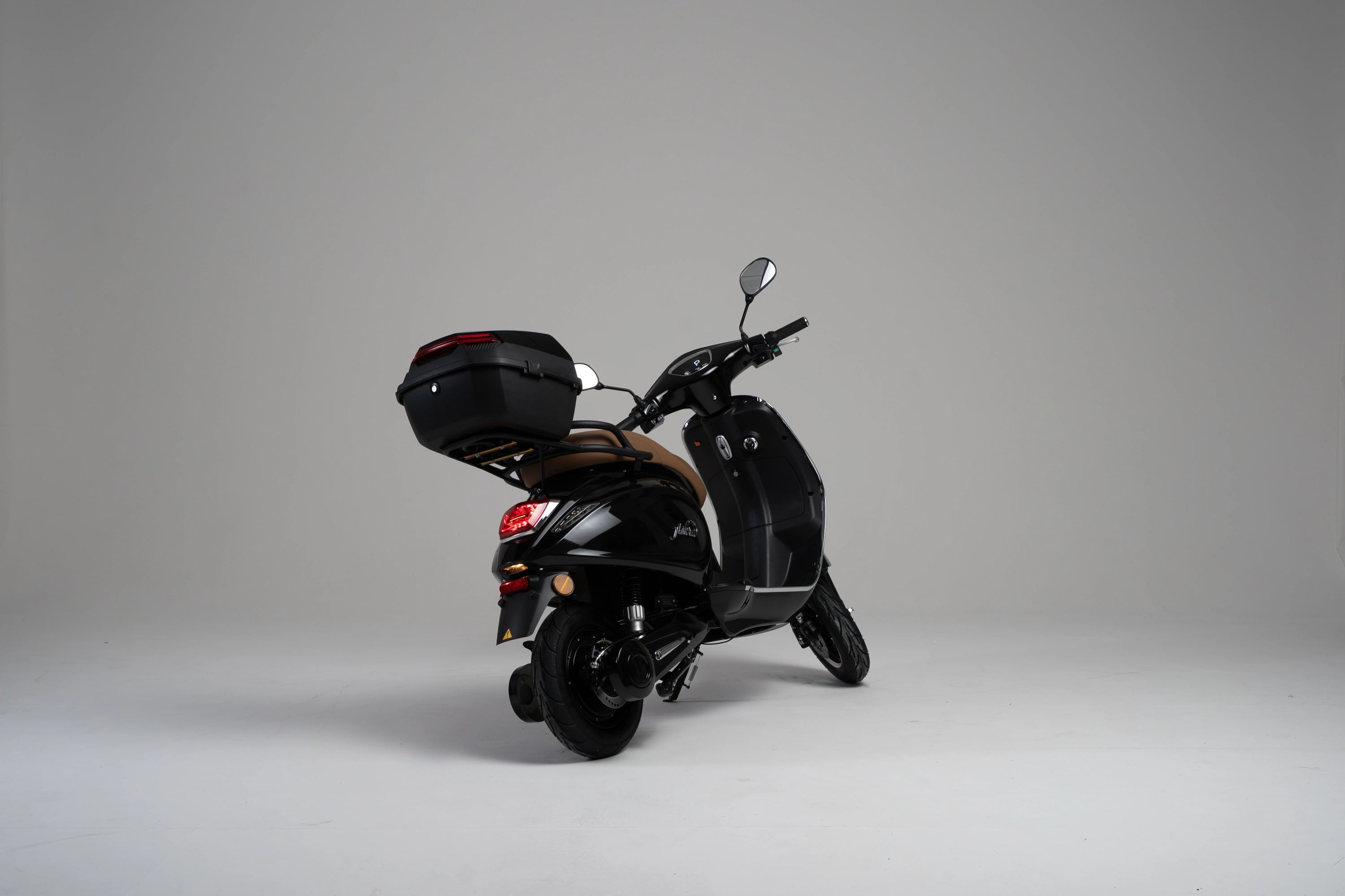 color:black | Jiskra Rosa černý elektroskútr pohled zezadu šikmo - kompaktní design