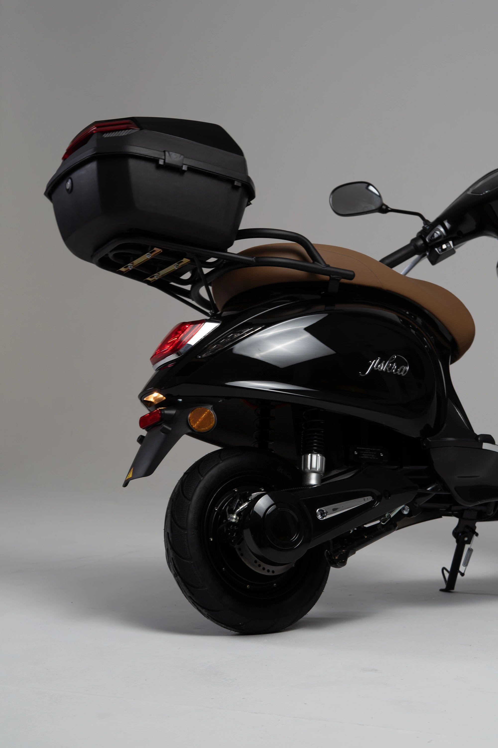 color:black | Jiskra Rosa černý elektroskútr hnědé sedadlo detail - pohodlné sezení