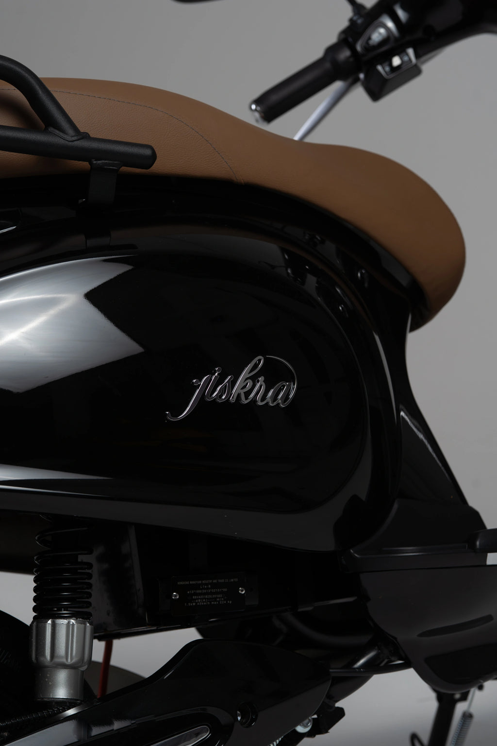 color:black | Jiskra Rosa žlutý elektroskútr detail přední část moderní technologie