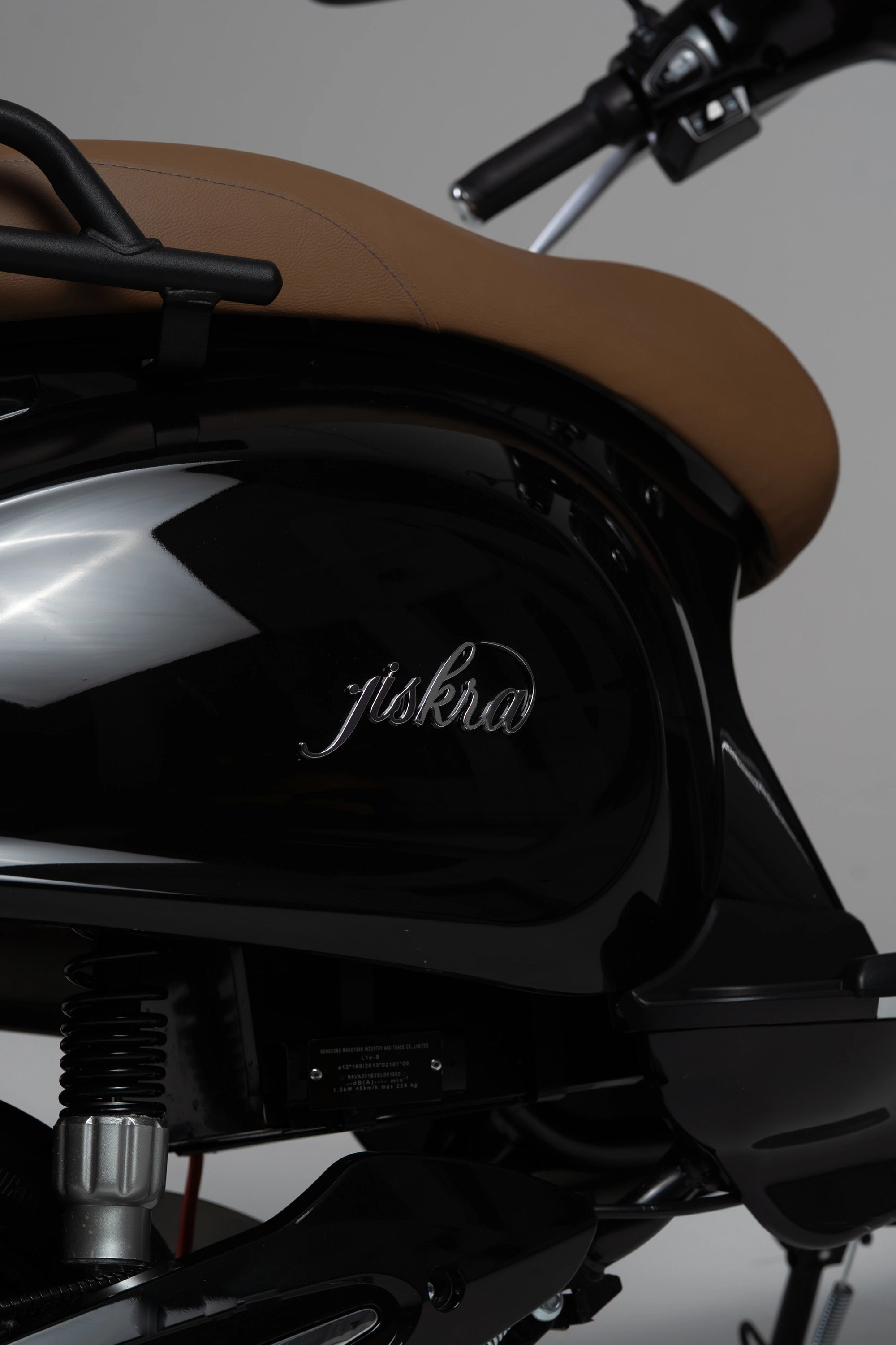 color:black | Jiskra Rosa žlutý elektroskútr detail přední část moderní technologie