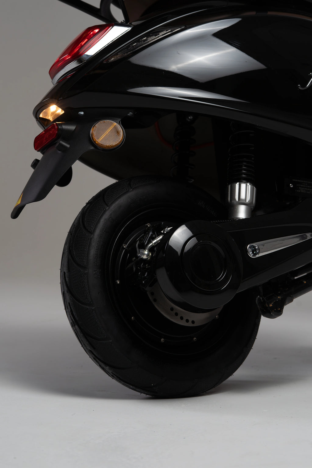 color:black | Jiskra Rosa černý elektroskútr zadní kolo a odpružení