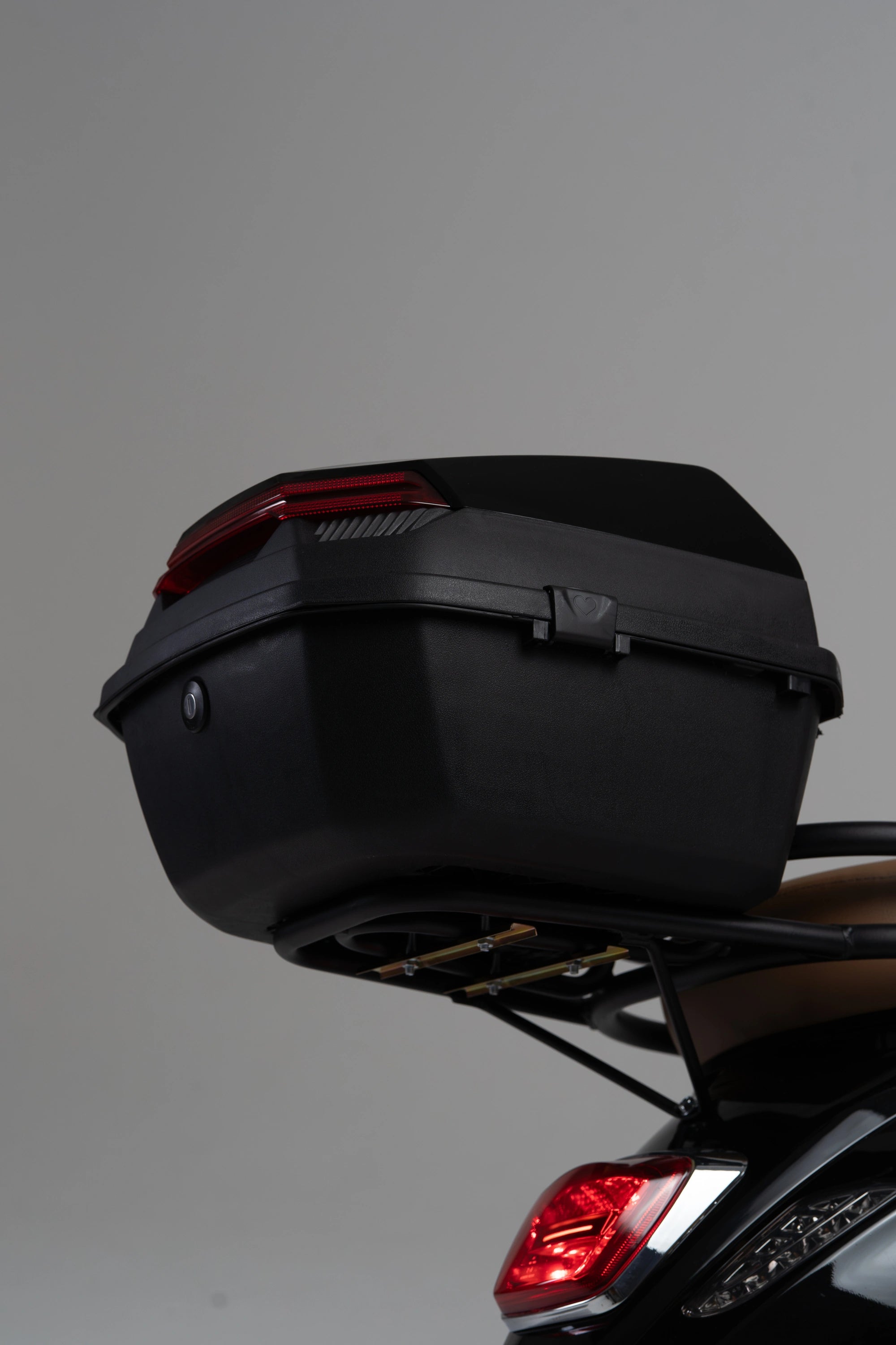 color:black | Jiskra Rosa černý elektroskútr zavazadlový box úložný prostor