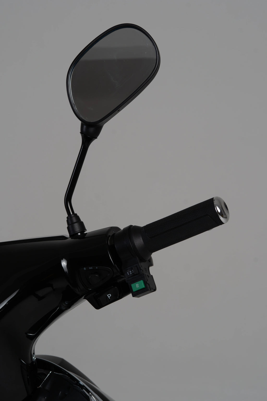 color:black | Jiskra Rosa černý elektroskútr pravé řídítko zpětné zrcátko ovládání