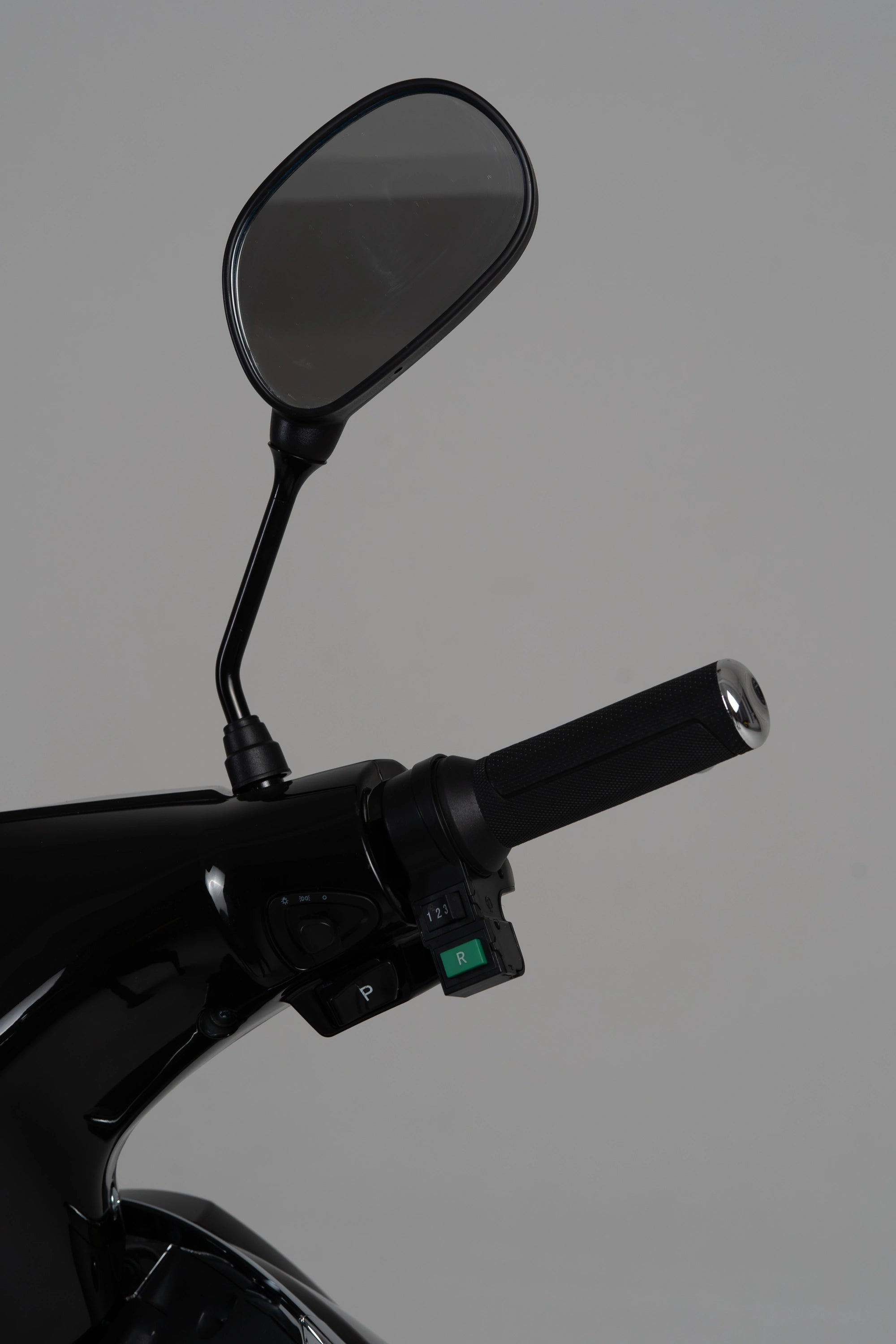 color:black | Jiskra Rosa černý elektroskútr pravé řídítko zpětné zrcátko ovládání