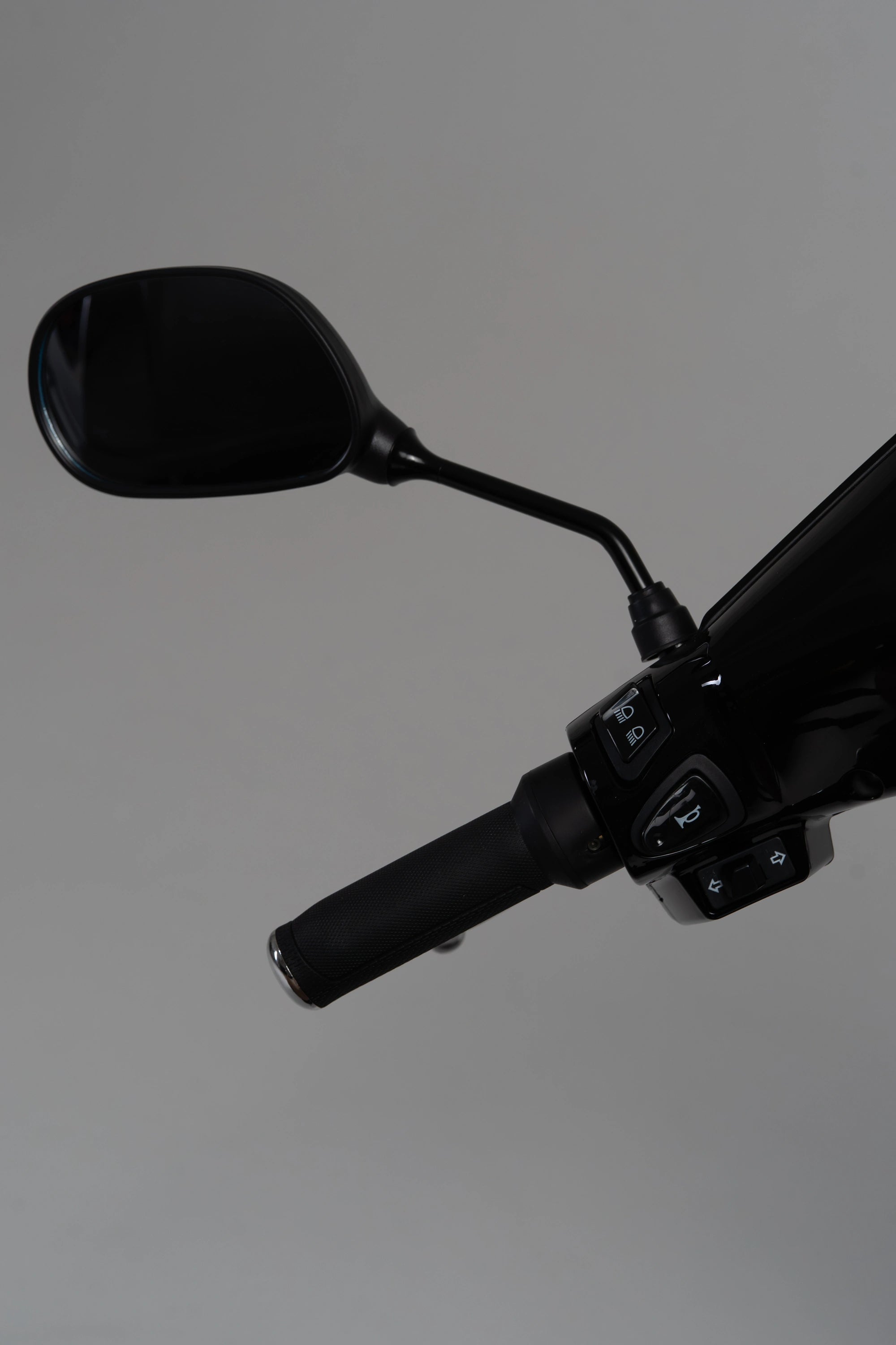 color:black | Jiskra Rosa černý elektroskútr levé řídítko páčky ovládání bezpečnost